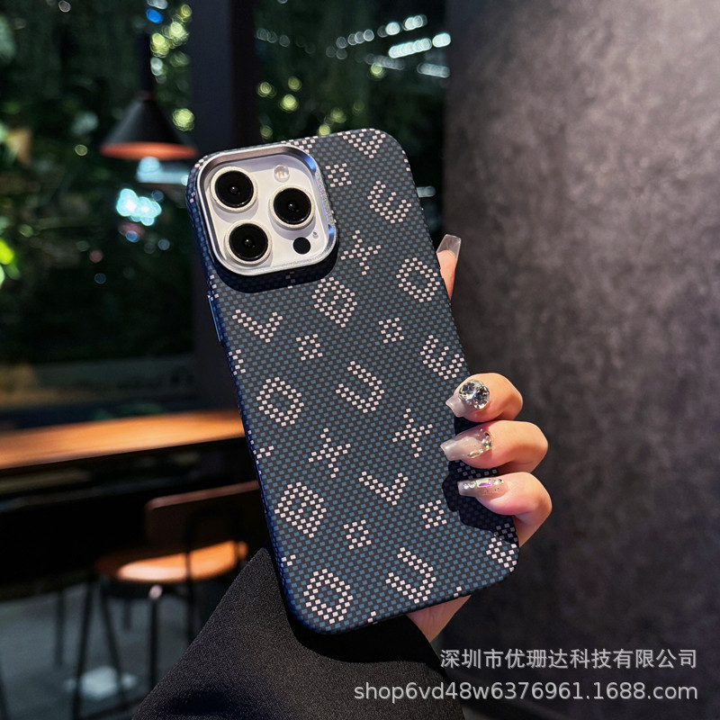 iPhone17対応 夜光カーボンファイバー柄 マグネット式スマホケース Apple16対応 クリエイティブBXU文字入り 全面保護ケース|undefined