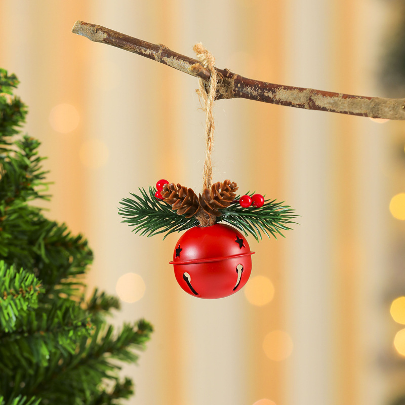 国境を越えた新しいクリスマスベルの扉にベルをかける赤果松果風鈴クリスマスツリーがクリスマス装飾品を飾っている|undefined