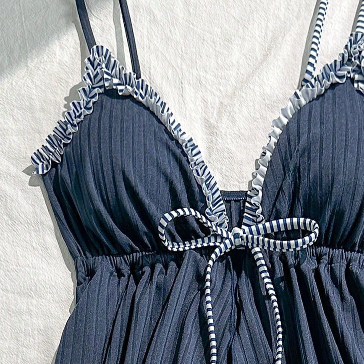 Damenbekleidung: Zweiteiliger Badeanzug mit Spitzenbesatz und zweifarbigen Trägern_voghion.com