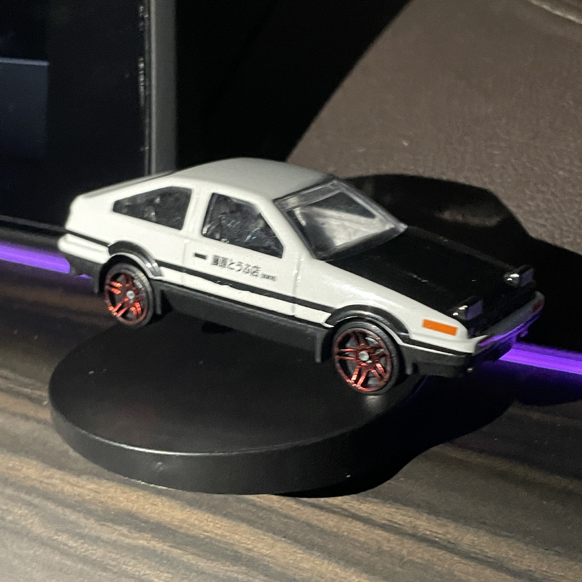 폭발 AE86 드리프트 자동차 회전 장식품 합금 자동차 모델 센터 콘솔 하이 엔드 자동차 펜던트 장식품 도매