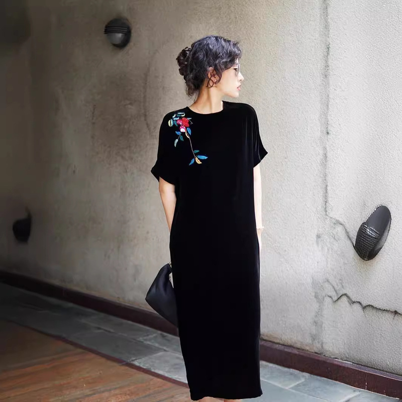 [Four Seasons Green] National Style Heavy Industry Hand-Pushed Embroidered Velvet Dress Round Neck Short-Sleeved Back Slit Improved Cheongsam Dress