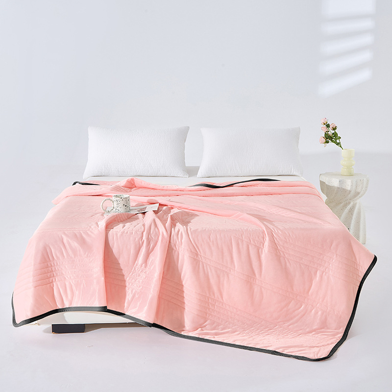 가장자리가 검은색으로 줄무늬가 있는 밝은 분홍색