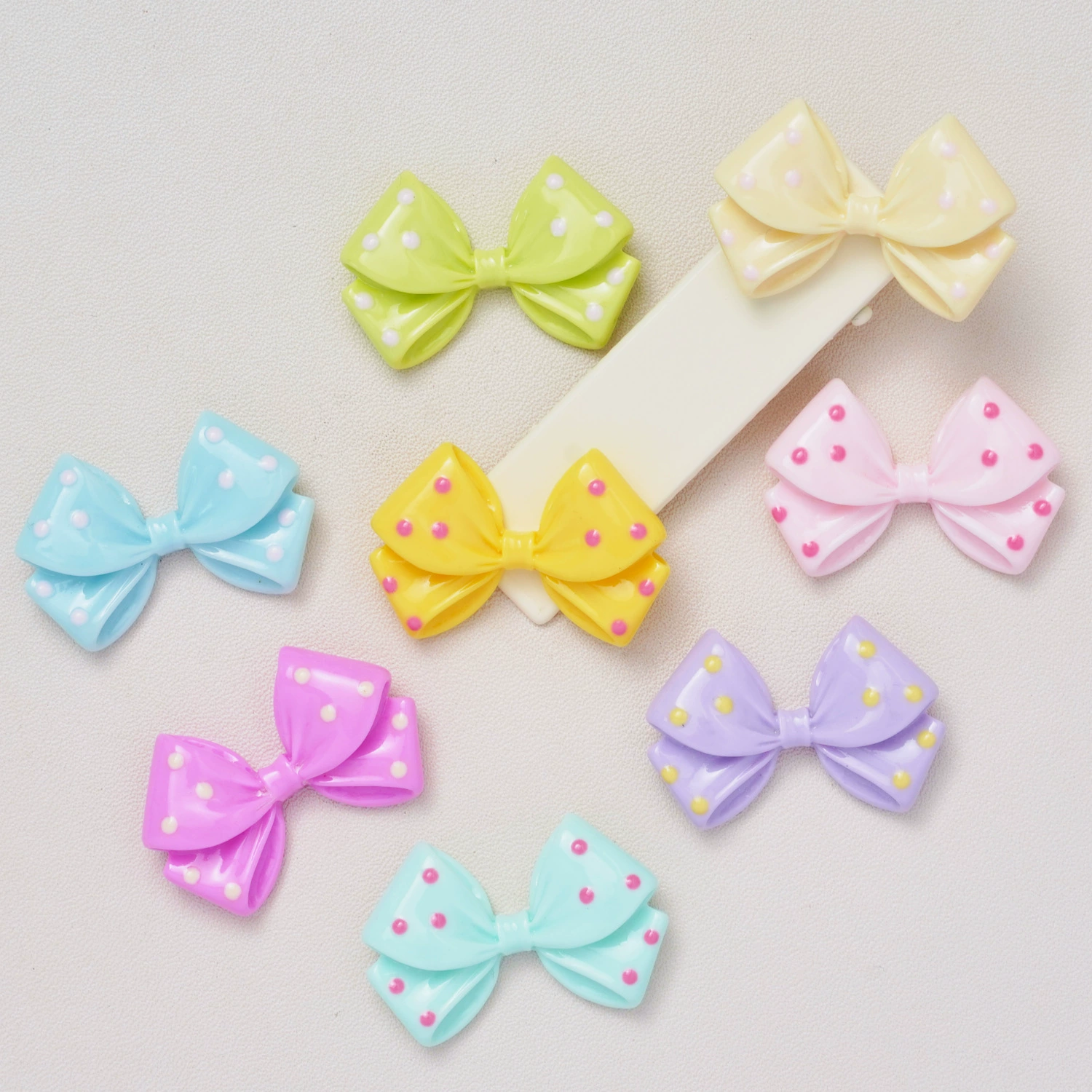 Карнавальный бант (карикатурный?)