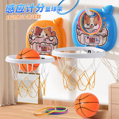 子供のバスケットボールの枠のおもちゃの室内はバスケットをかけます。