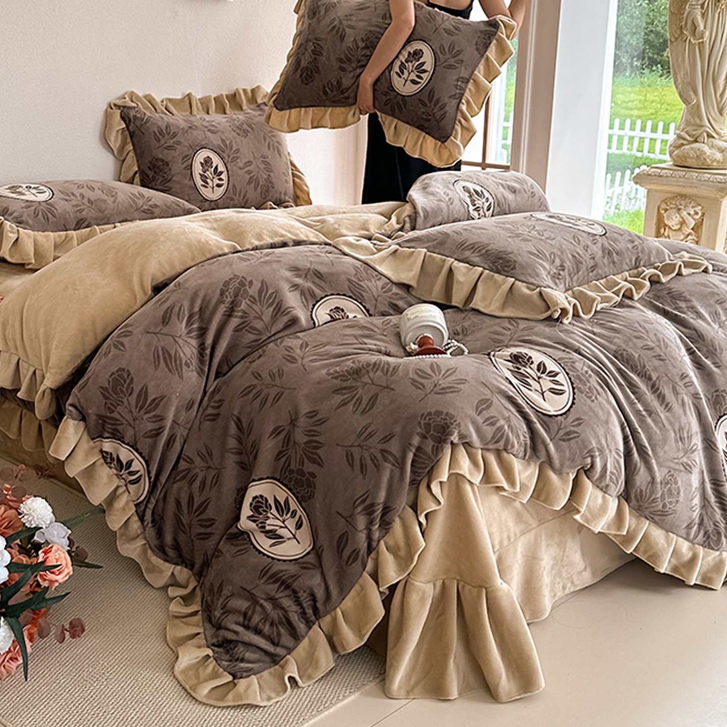 跨境轻奢冬季新款韩版赫本风高克重花边牛奶绒四件套高级感床品