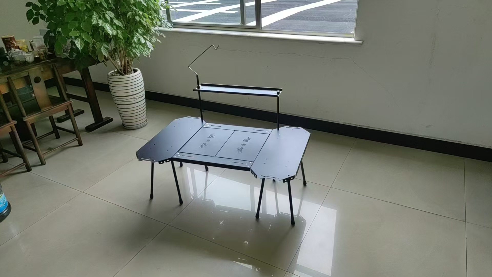 조명 스탠드 패널과 리프팅 가능한 보관 랙이 있는 이중 둘러싸인 테이블