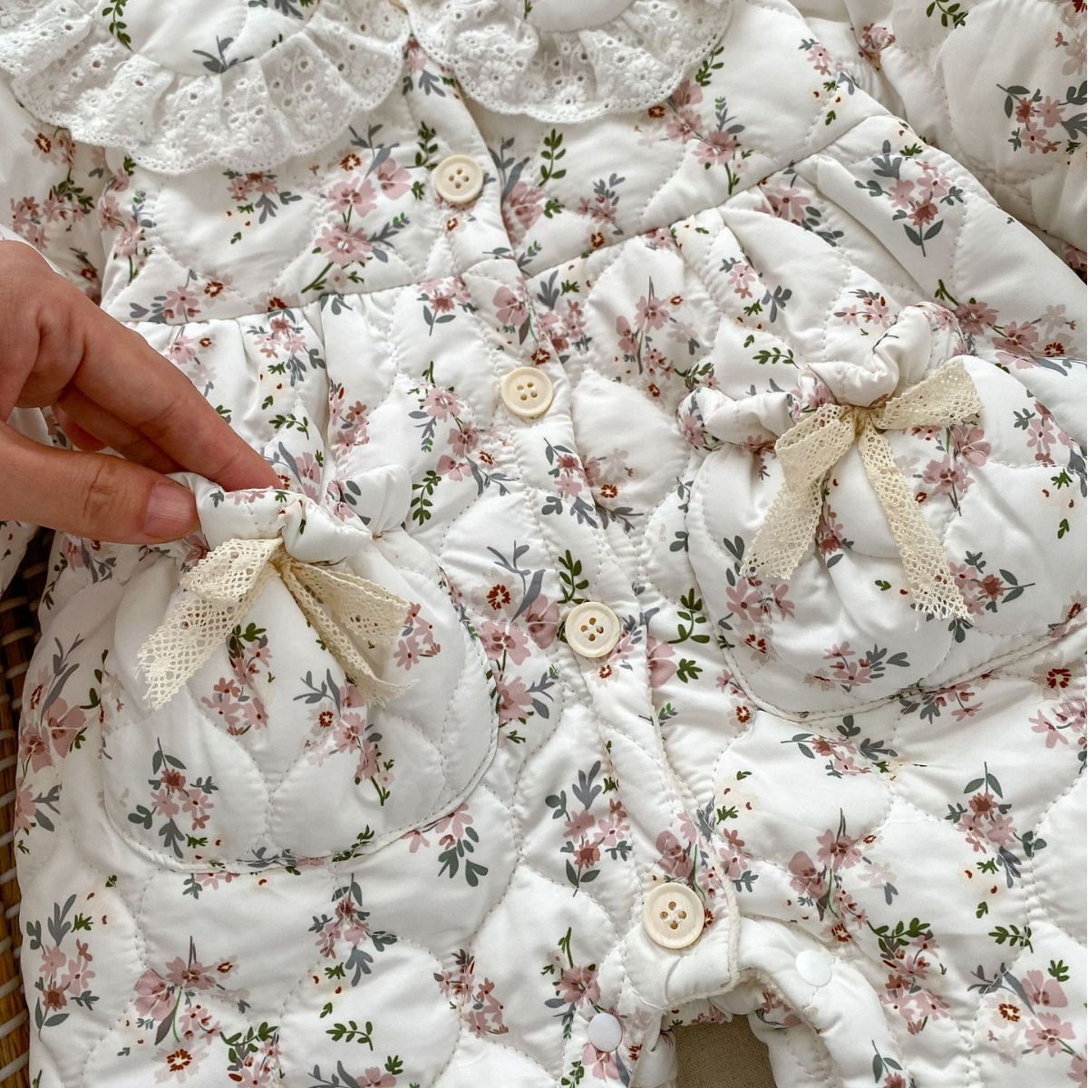 Internet celebridad bebé niñas invierno engrosado mameluco niñas floral de manga larga romper caliente hacia fuera bebé acolchado mono