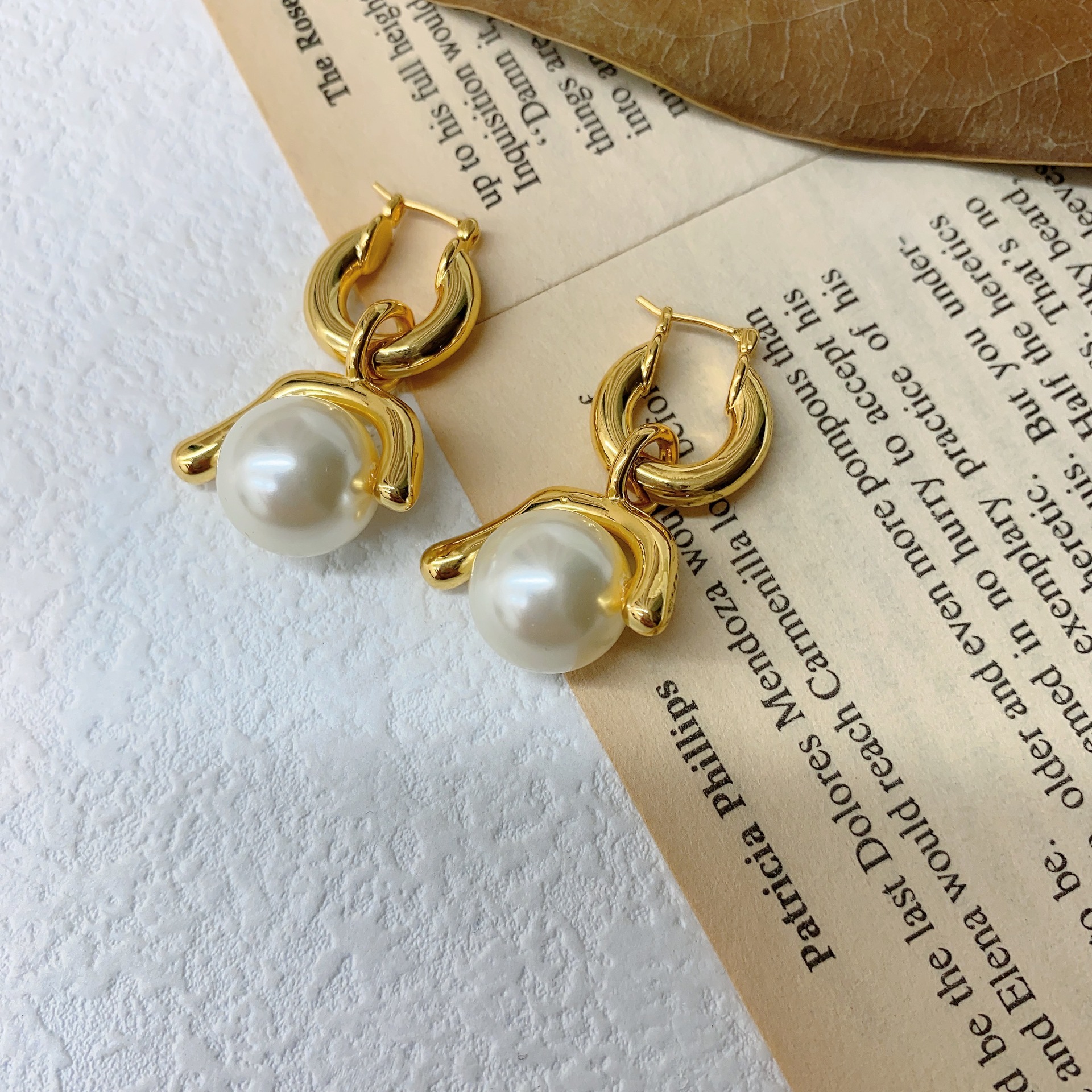 1 Pair Simple Style Solid Color Imitation Pearl Plating Gold Plated Women's Earrings display picture 2