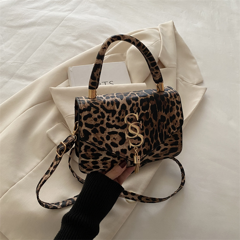Bolso de hombro popular de este año para mujer 2024 otoño nuevo bolso literario simple moda con estampado de leopardo bandolera pequeño bolso cuadrado
