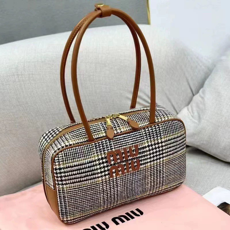 2025miu Новойетка хендсотипруно? (Note: The third contains brand-like text 'miu' and 'Houndstooth' which translates as клетчатая узор? Let's translate sensibly)