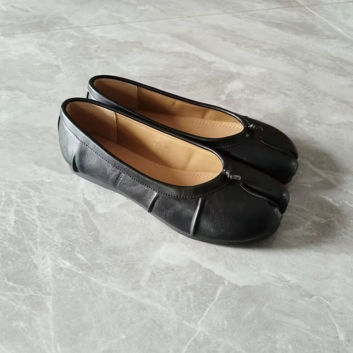 Туфли с одним пальцем tabi одиночные туфли женские 2024 новые нишевые складки плоские балетные туфли с одним ртом