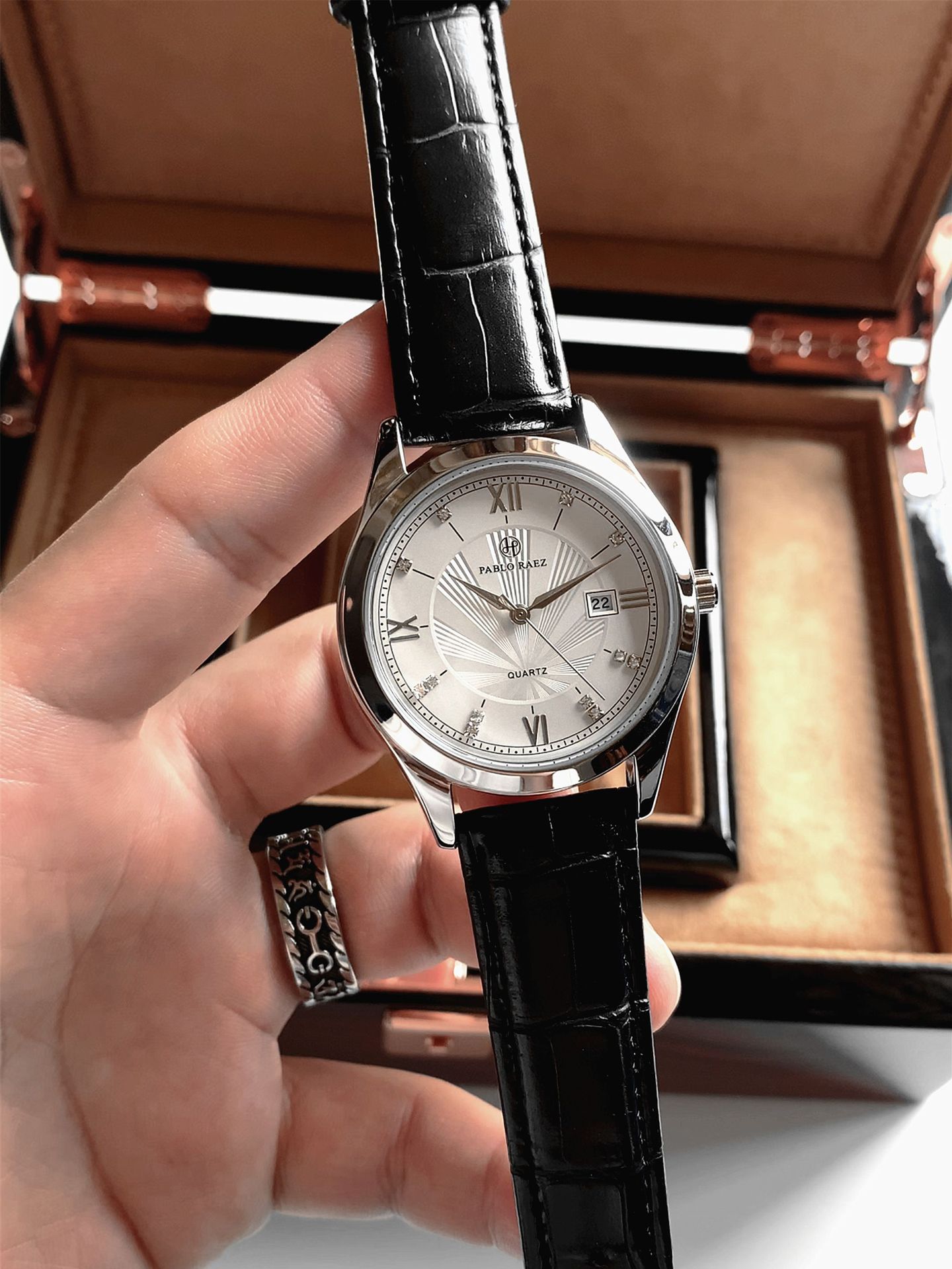 Douyin live broadcast popular men's high-quality stainless steel watches with good looks and cross-border e-commerce hosting and wholesale delivery_voghion.com