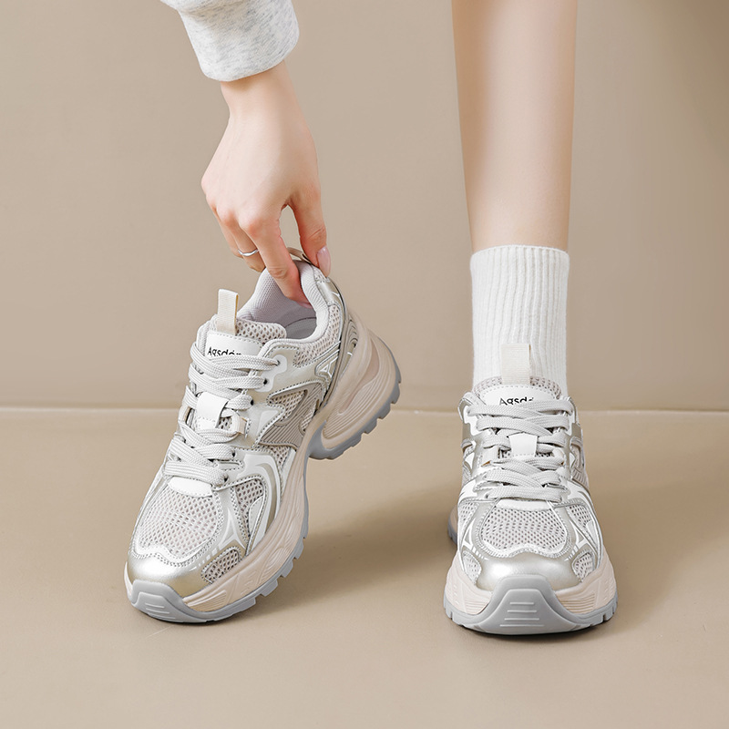 Zapatos de verano antiguo ShiDeng 2025 nuevos zapatos deportivos casuales de plata de estilo retro de verano