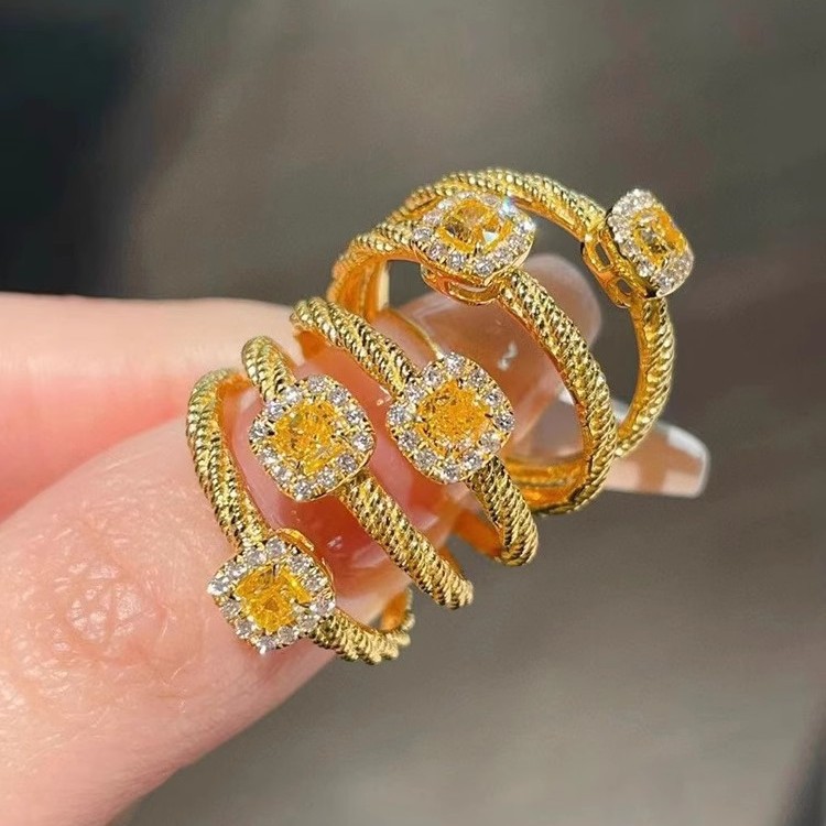 Cuốn s&aacute;ch nhỏ m&agrave;u đỏ n&oacute;ng bỏng nhẫn đường vu&ocirc;ng nhỏ mạ v&agrave;ng d&aacute;t v&agrave;ng kim cương zircon v&agrave;ng si&ecirc;u nhấp nh&aacute;y cao cấp nhẫn xoắn nữ