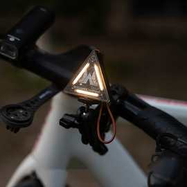 1套 规格：森林 颜色：图片色 材质：ABS+PC 户外露营三角警示徽