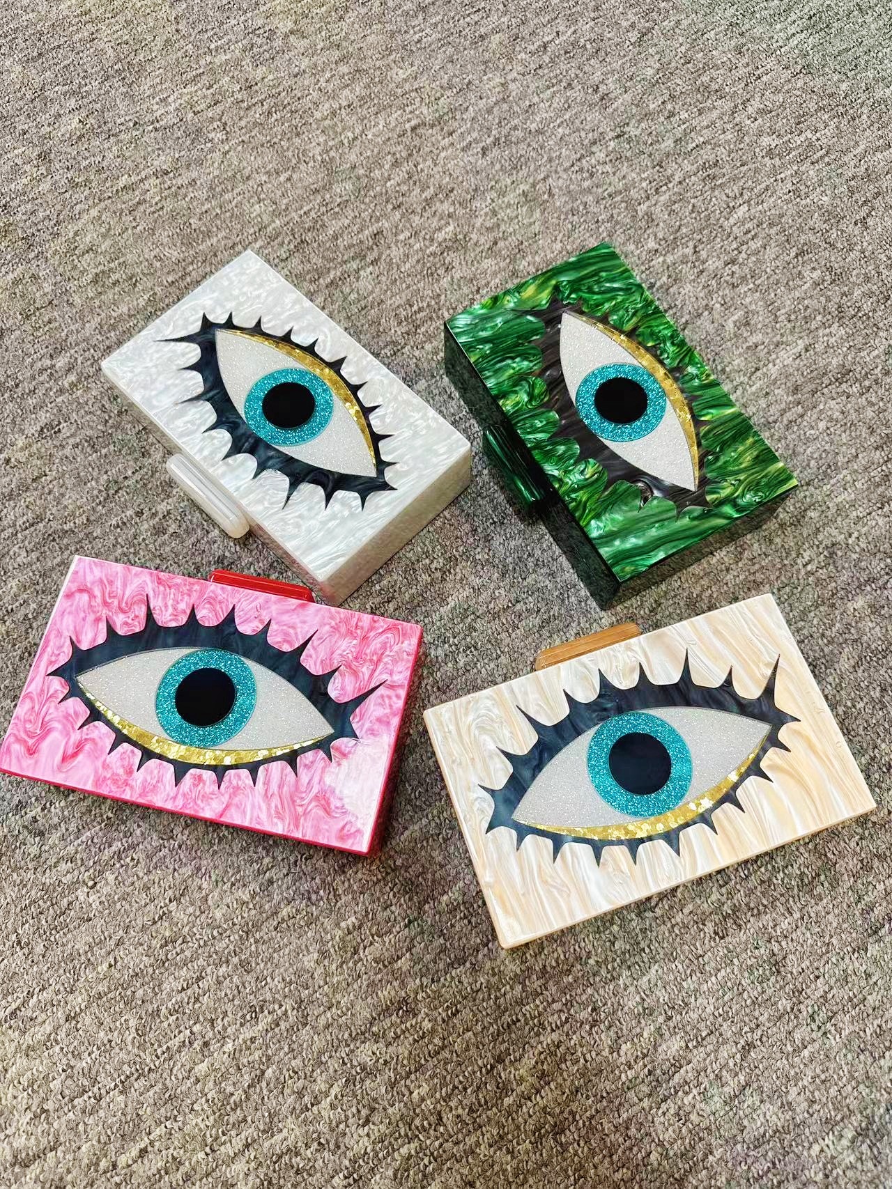 Sac bandoulière léger et luxueux en acrylique avec chaîne et motif serpent, idéal pour les soirées et le quotidien. Pochette/sac à bandoulière avec chaîne._voghion.com