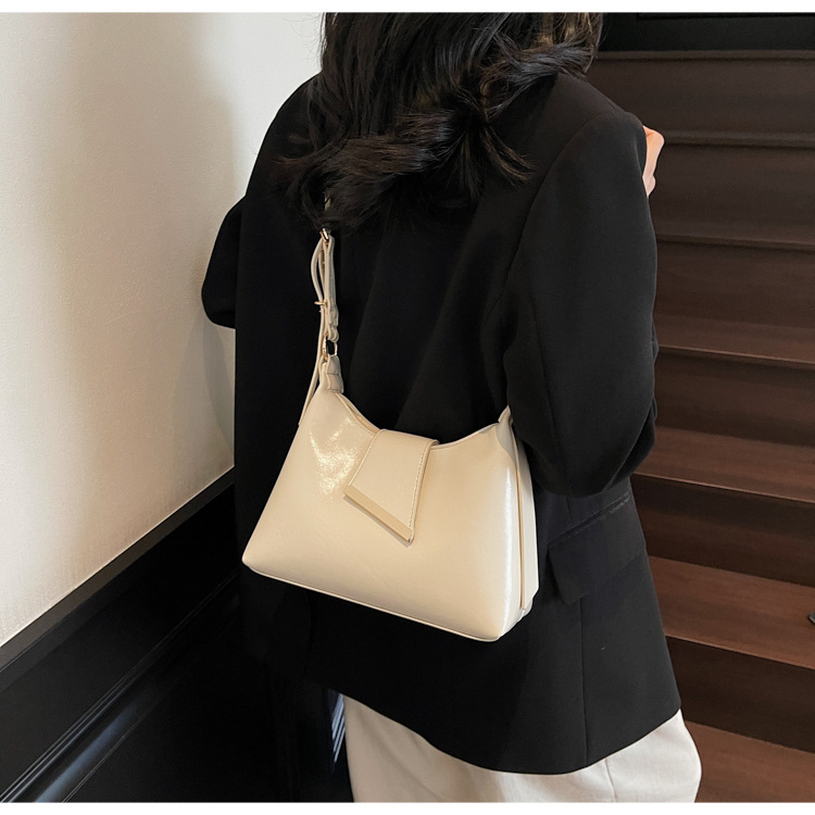 In the summer of 2025, new solid-color underarm bags for women are popular. These are simple and stylish underarm bags, handbags, and candy-colored single-shoulder bags undefined