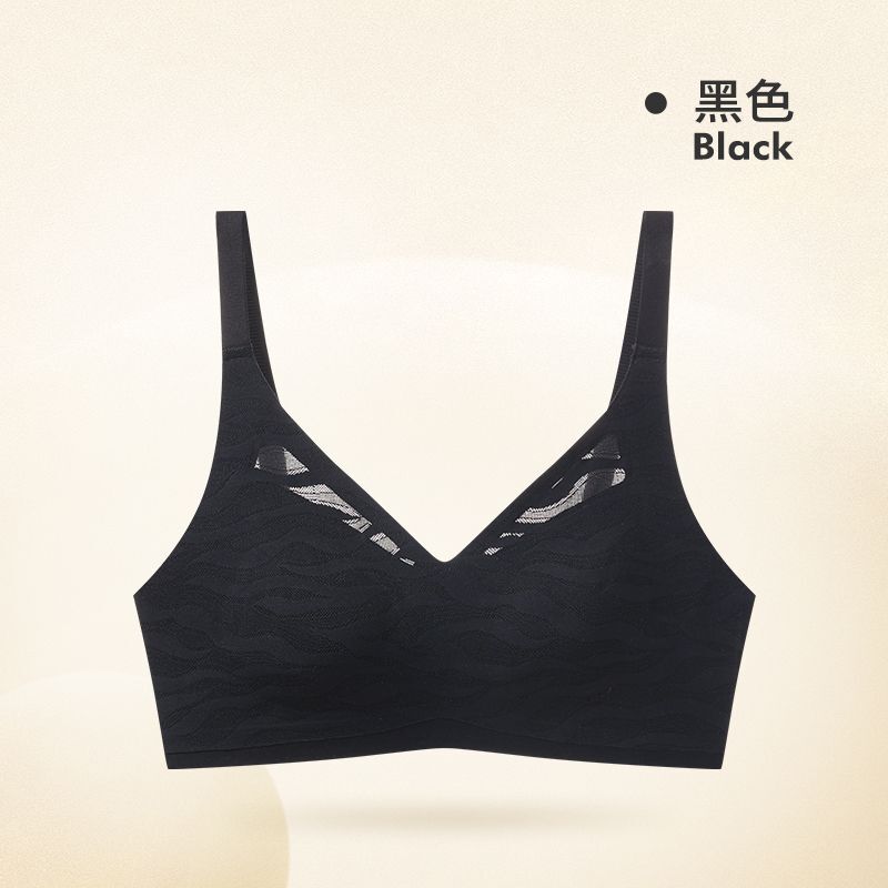 旅行服の大きい胸は小さい胸の下着の女性を現します。|undefined