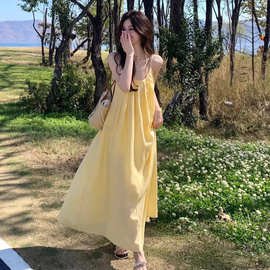 度假风黄色吊带连衣裙女装夏季海边穿搭裙子宽松减龄A字裙长裙子