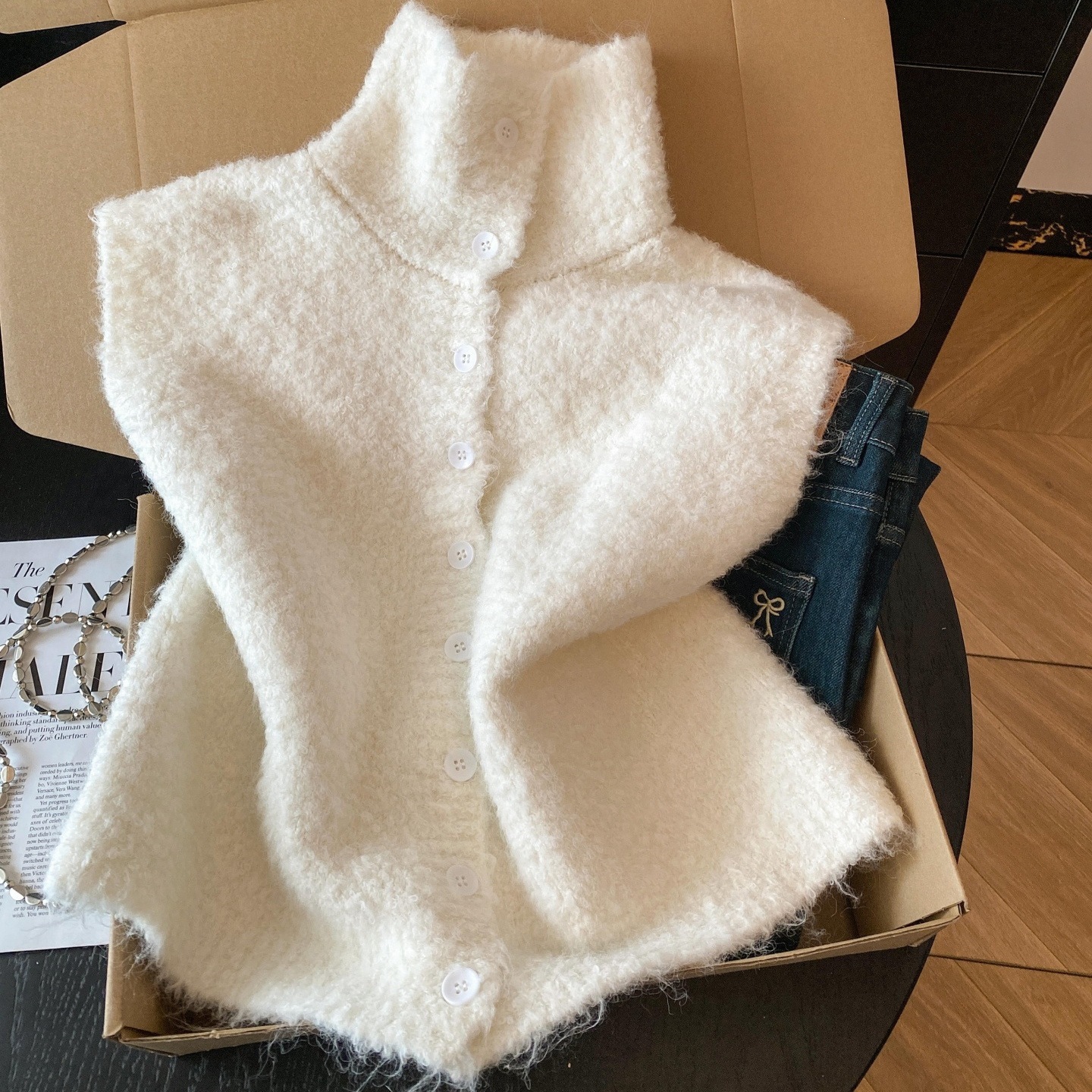 Korean-style trendy and chic high-neck knitted vest for women, new autumn/winter 2026 style, perfect for layering, petite women, cardigan, short sleeveless top.