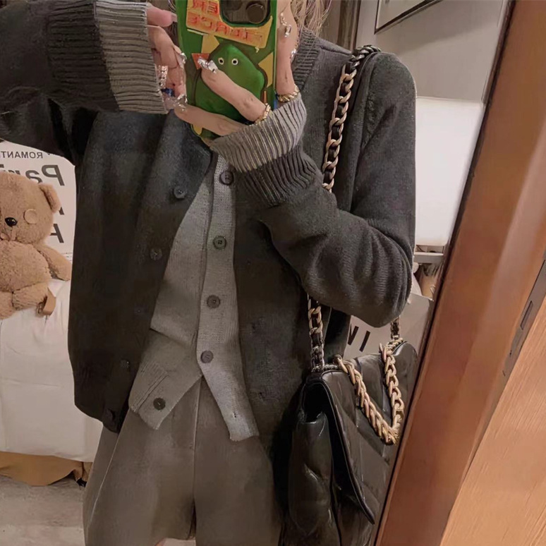 Kaning Gray Fake Two-Piece Round Neck Buttoned Knitted Cardigan for Women 2026 Autum New Women's Korean Style Sweater Trend Kaning Gray Fake Two-Piece Round Neck Buttoned Knitted Cardigan for Women 2026 Autum New Women's Korean Style Sweater Trend