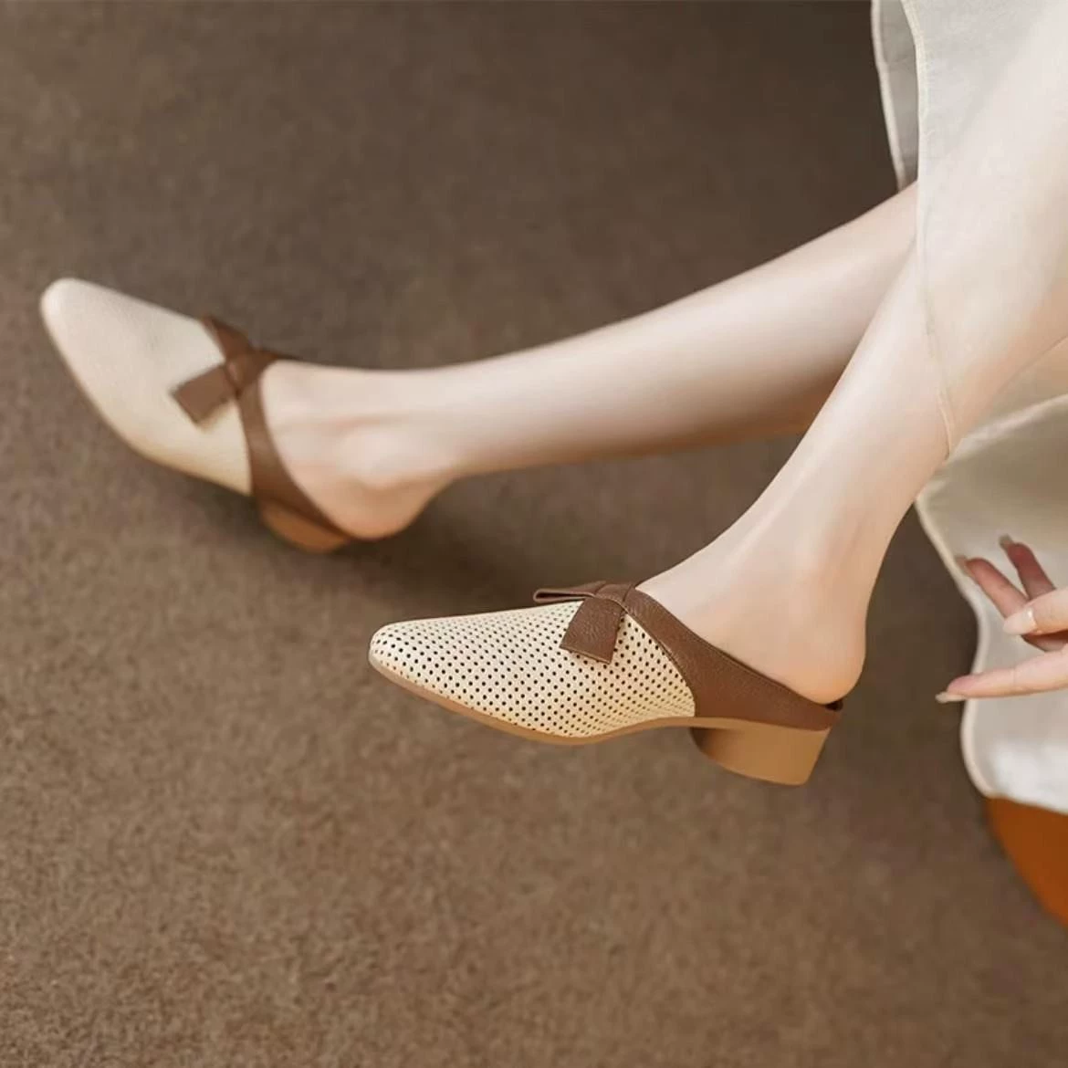 Французские дышащие полые шлепанцы полые головки женские 2025 новые острые сандалии ленивые туфли