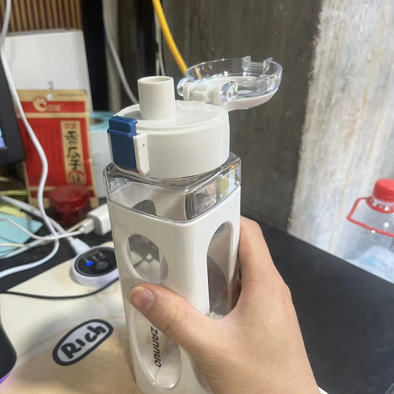 Verano nuevos deportes al aire libre taza de agua de plástico cuadrado fresco simple estudiante portátil pequeña boca taza de agua en stock al por mayor