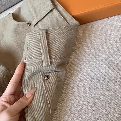 Khaki-colored American-style high-waisted, figure-flattering, bodycon denim shorts—perfect for bold, laid-back, and casual wide-leg pants this summer!