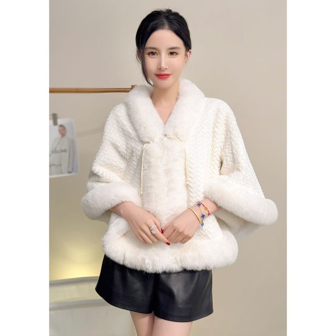 Chal blanco nuevo otoño y invierno de 2025, acolchado y noble nuevo estilo chino exterior cardigán hermoso de moda universal