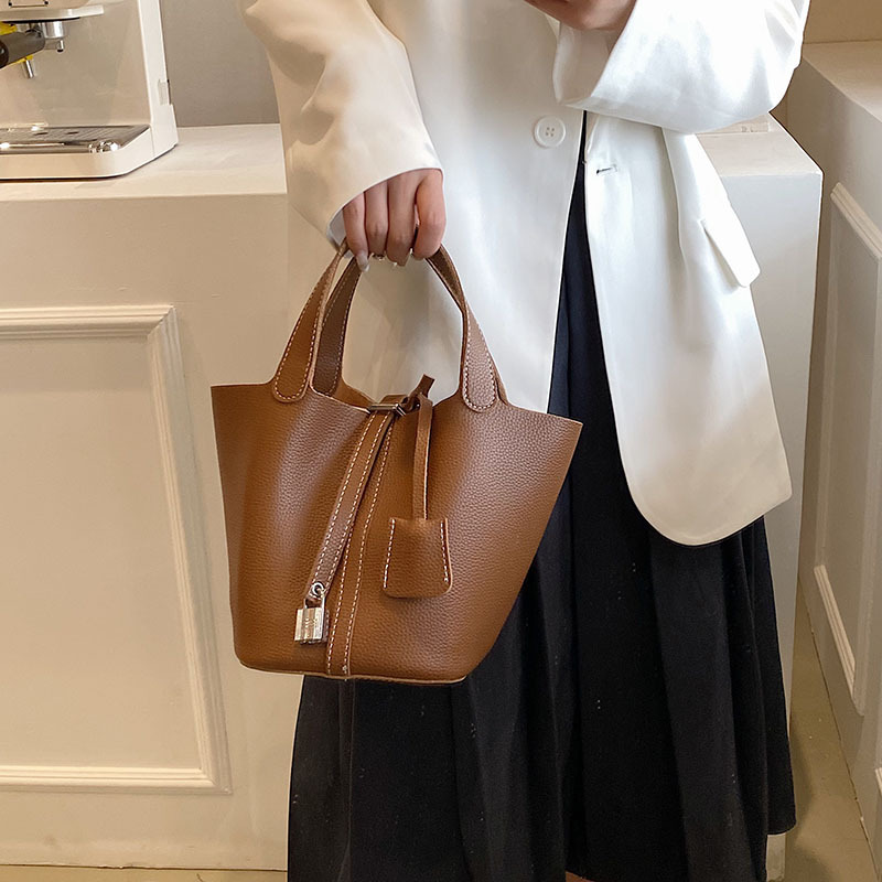 Bolsa de diseño de nicho de alta gama para mujeres 2023 nueva moda de moda simple bolsa de cubo popular bolsa de cesta de verduras portátil