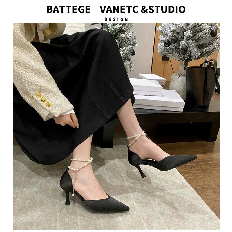 2023 новый полый туфли на высоком каблуке женский черный баотоу слово с жемчужными сандалиями