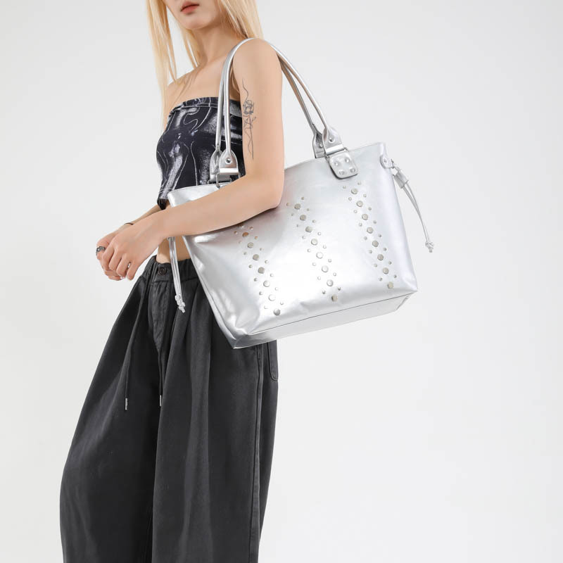 Bolso Tote de textura transfronteriza 2025 verano nuevo bolso femenino personalizado bolso de remache bolso de hombro de gran capacidad de moda