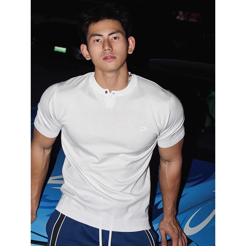 Американский трикотаж с короткими рукавами и воротником Генри на одной пуговице, мужская летняя тонкая спортивная футболка с вышивкой, демонстрирующая мышцы, фитнес, половина рукава