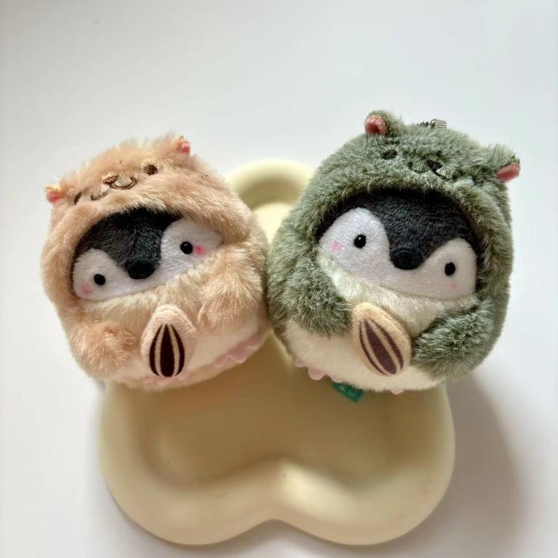日系かわいい正エネルギーペンギンがかじっているハムスターペンギンのぬいぐるみのかばんにキーホルダーをつけている|undefined