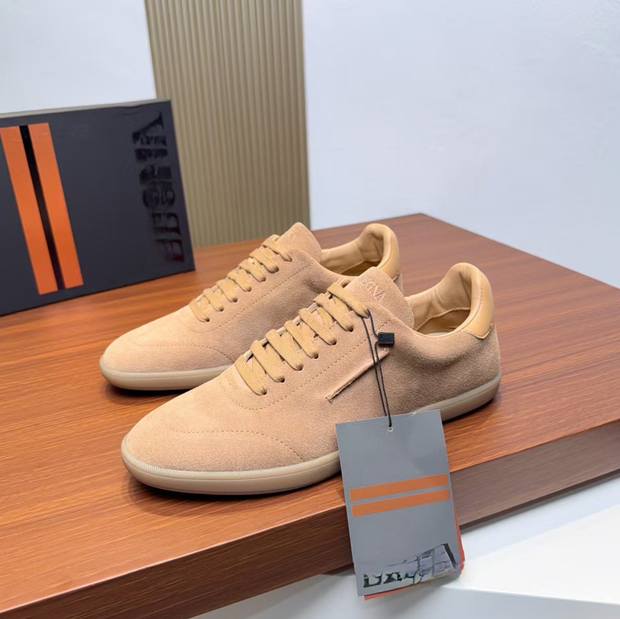 Estación europea nueva suela gruesa zapatos deportivos de hombre zapatos de cabeza redonda zapatos de negocios zapatos de cuero casuales de alta gama zapatos blancos pequeños