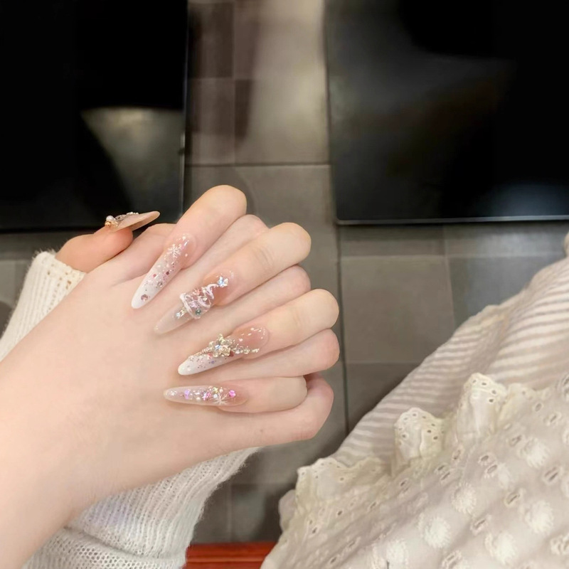 Handmade Christmas-Themed Nail Art with a Wreath, 3D Christmas Tree, Cat Eye, Bow, Crushed Diamonds, and a Brightening Effect