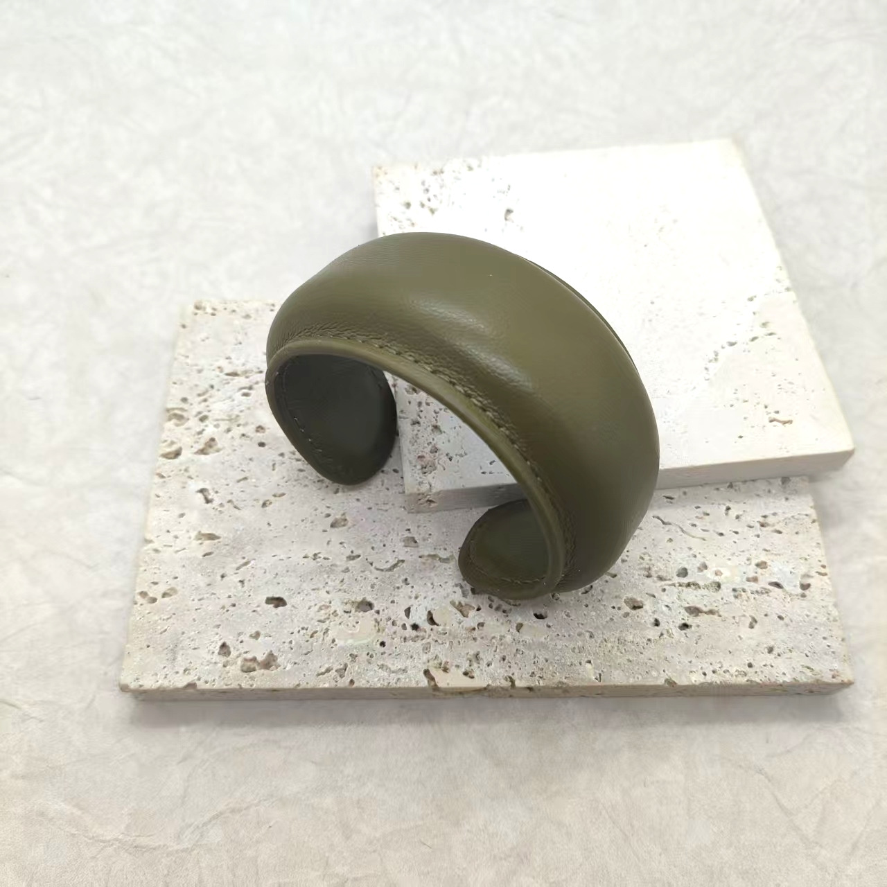 革の極めてシンプルなオープンブレスレット