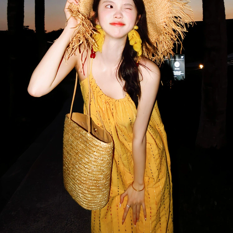 Летнее платье-сарафан желтого цвета для женщин, популярный пляжный стиль для отдыха на море в этом году.