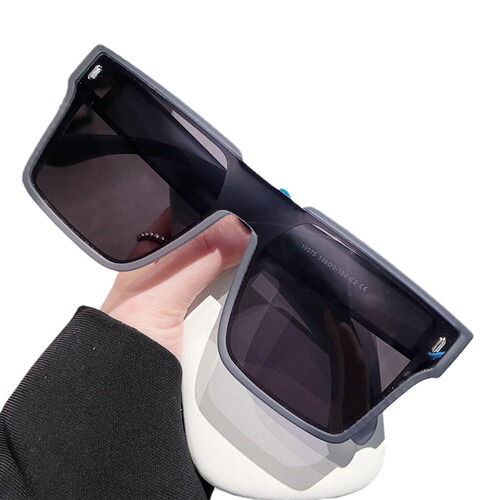 Suitable for male drivers with myopia, this pair of sunglasses features a combination of mirror and dark lenses, providing summer sun protection and polarized lenses for a premium look.