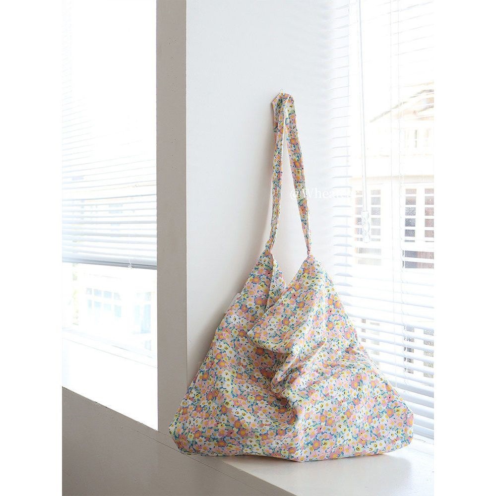 浅粉色碎花布包
