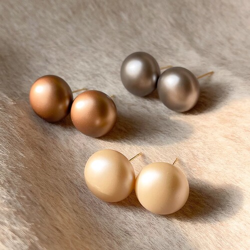 Round and flat steamed bun textured pearl earrings, temperament niche earrings, domestic Shi family pearl earrings for women