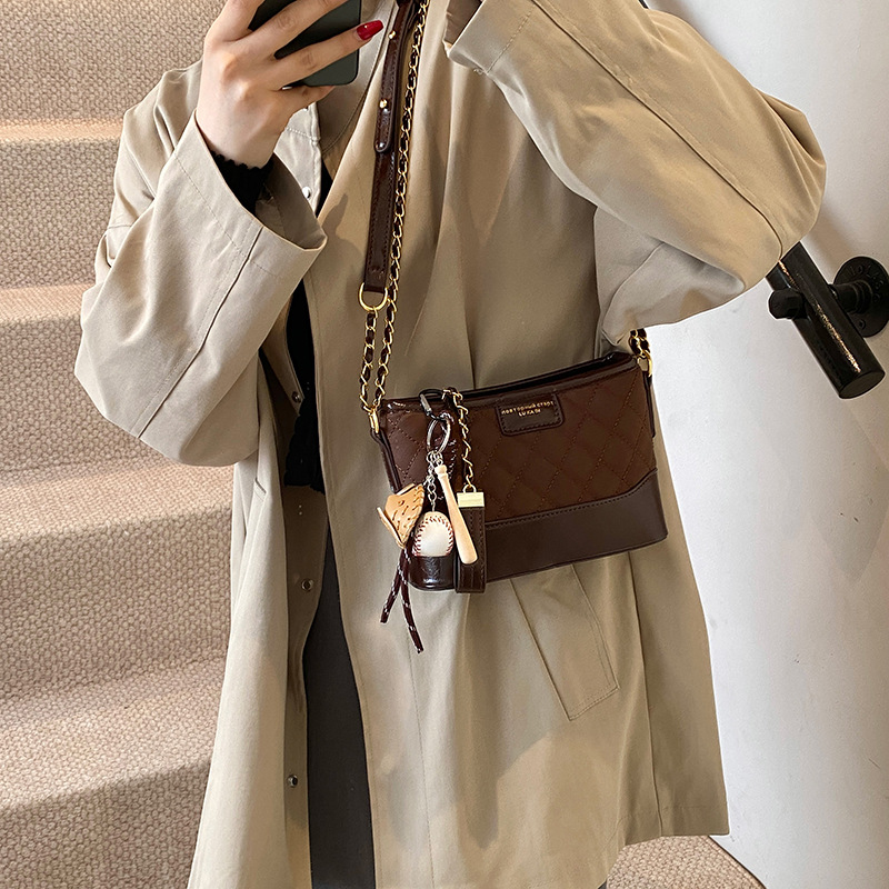 Bolso pequeño con hilo de bordado de diamante de fuego súper caliente femenino 2024 nuevo bolso de mensajero de un solo hombro de cadena salvaje