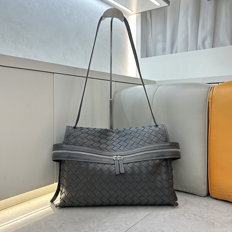 In-stock messenger-style woven tote bag, genuine leather women's bag, large capacity, suitable for commuting, shoulder bag, crossbody bag, lightweight, luxurious, fashionable, and versatile