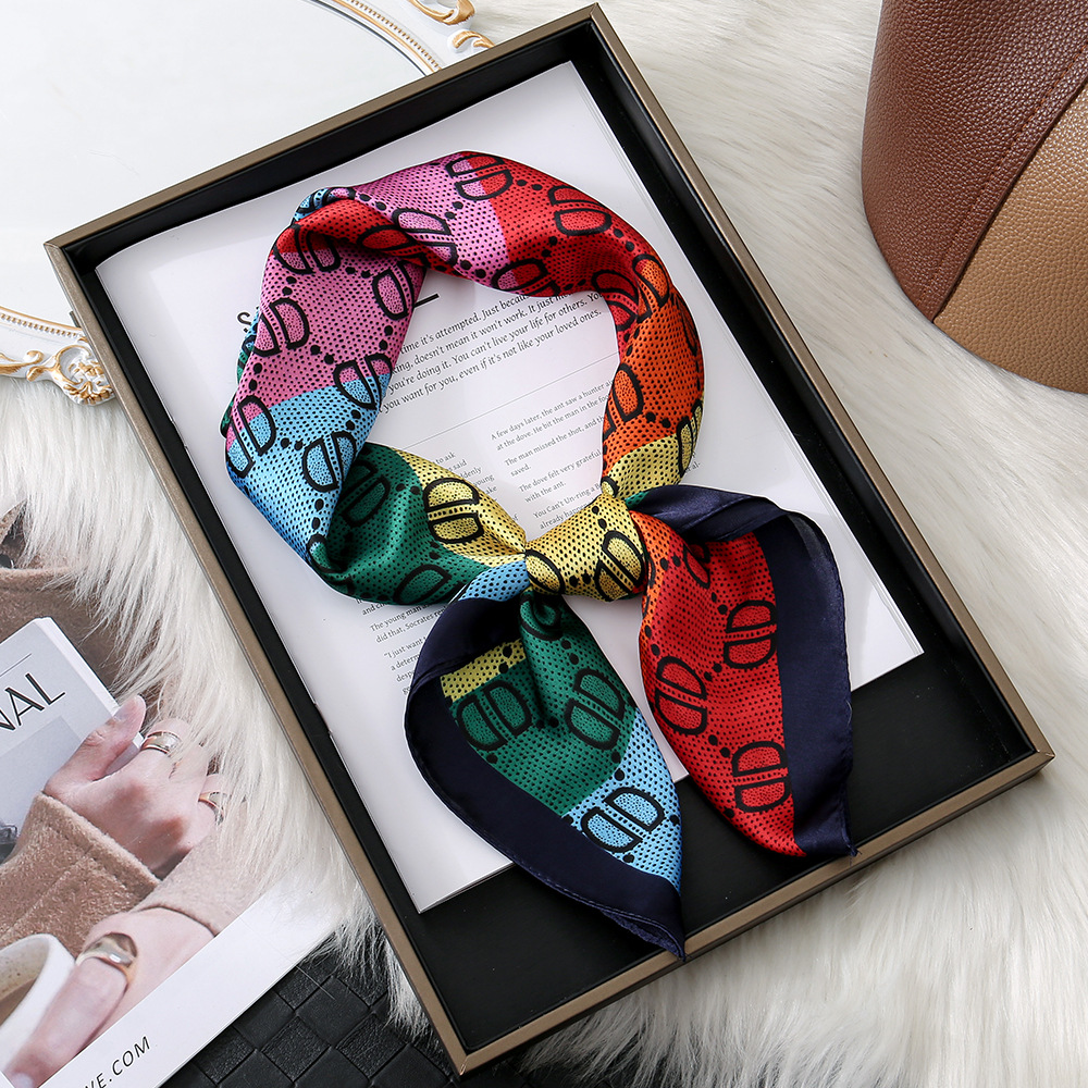 Corea del Sur marca impresa de contraste 70 bufandas de seda de imitación bufandas de moda arco iris bufandas de satén protector solar mayorista