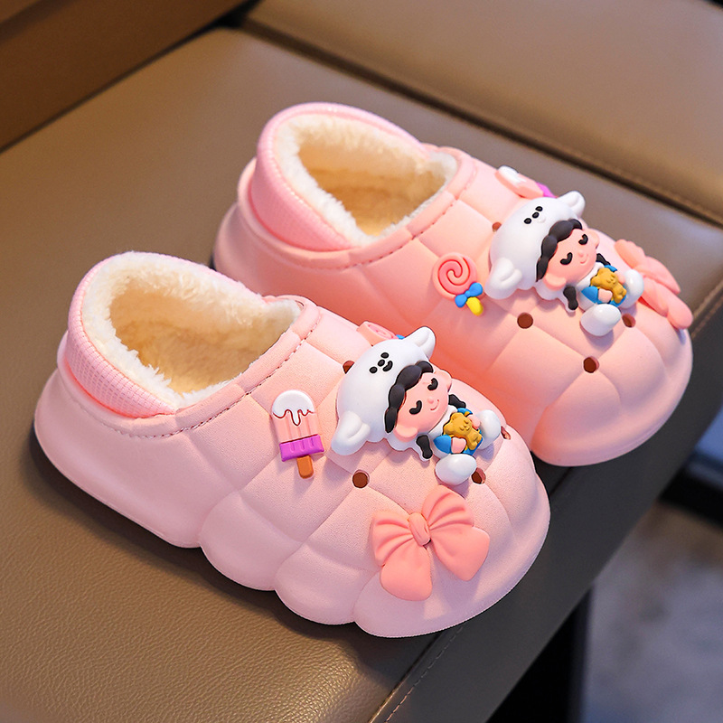 Otoño y invierno zapatillas de algodón para niñas para el hogar caliente y veludo impermeable a prueba de agua, zapatos de algodón para niños pequeños y medianos.