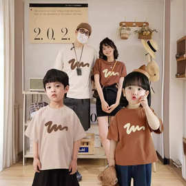特别的亲子装夏装2026新款一家三口炸街母女母子装短袖T恤爬服潮