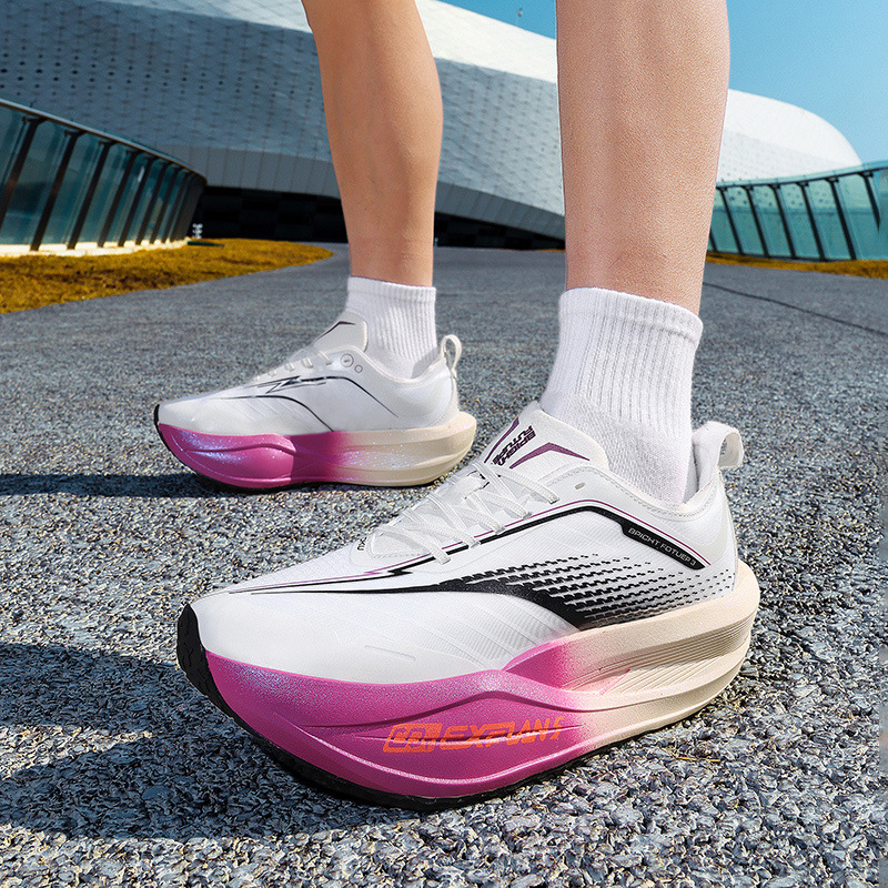 2026 nuevas zapatillas deportivas amortiguación elásticas zapatillas de correr ligeras de moda transpirables parejas zapatillas de moda zapatillas deportivas al aire libre image 2