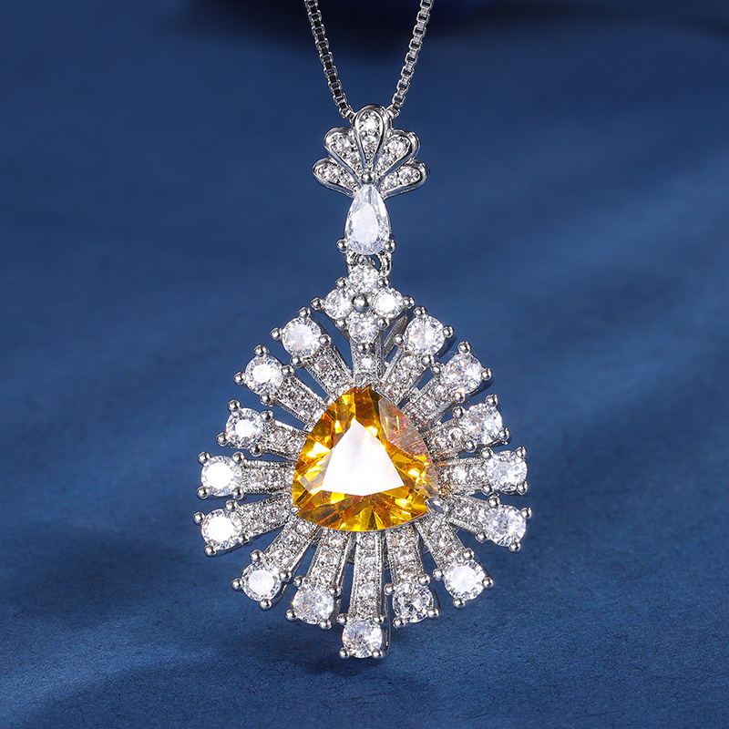 Zhuang sheng joyería europea y americana retro simulación colorido tesoro grasa triángulo hueco con incrustaciones de temperamento colgante collar 10*10