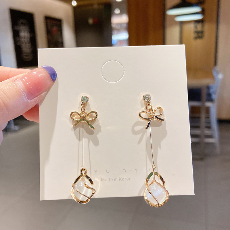 Luz de lujo de alto nivel nicho de diseño femenino sensación de aretes de bordilla temperamento perla asimetría joyería perla al por mayor