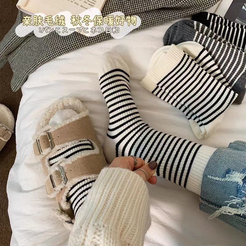 カシミヤのストライプの靴下のレトロなストライプの中筒の靴下のウサギのウールの靴下の秋冬の厚い積み重ねの靴下の保温の中のストッキングの女性|undefined
